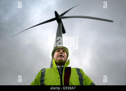 `s größte Windprojekt Großbritanniens von Scottish Power wurde am Donnerstag, dem 12. Januar 2006, im Windpark South Lanarkshire in Schottland auf dem Gelände einer alten Kohlemine von Nicol Stephen eröffnet und behauptete, dass das Projekt Schottland dabei helfen wird, ein „Kraftpaket“ für erneuerbare Energien zu werden. Siehe PA Story SCOTLAND Windfarm. DRÜCKEN SIE VERBANDSFOTO. Bildnachweis sollte lauten: David Ceskin/PA Stockfoto